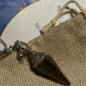 Pendule en ŒIL de TIGRE + pochon en lin, avec petite planche de radiesthésie, conseil d’utilisation au recto